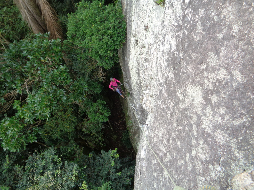 Michelle começando a escalada.