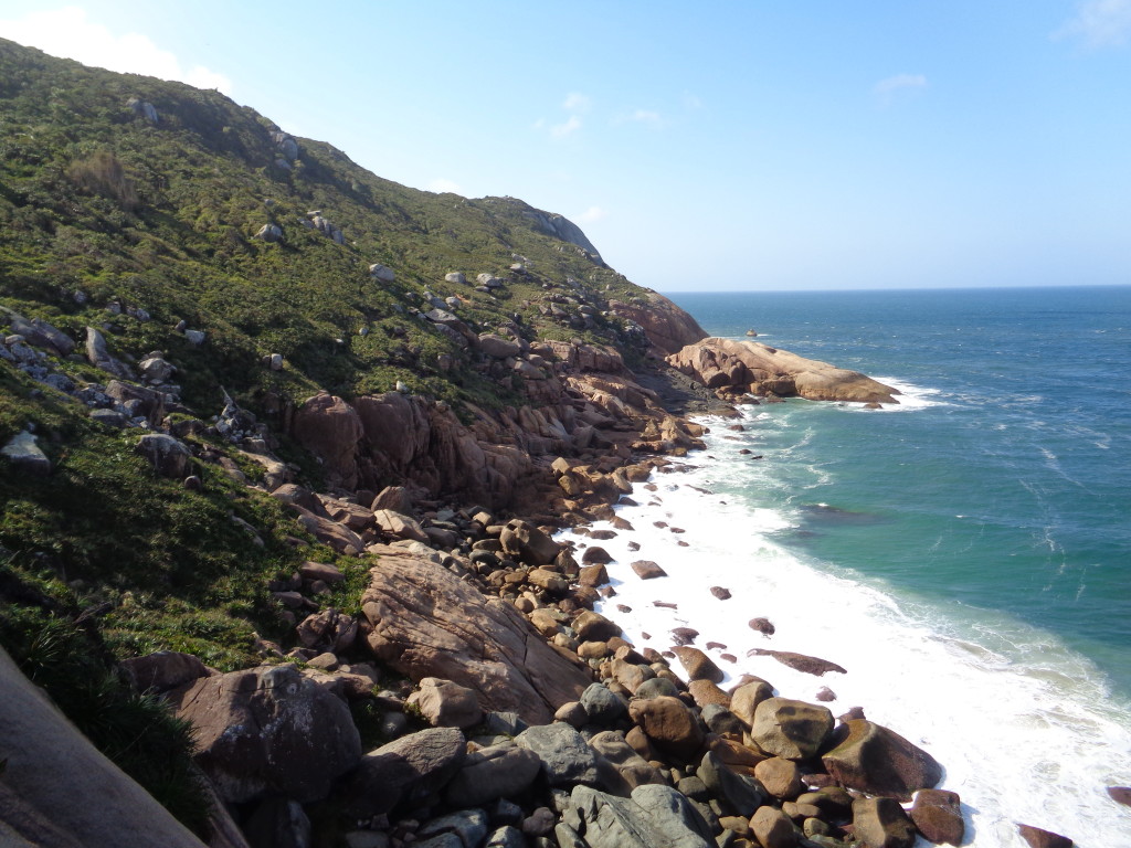 As paredes no outro morro são das via Tardes de Outuno