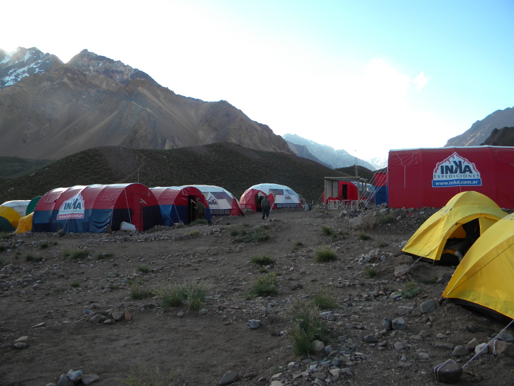O acampamento é tomado pelas expedições comerciais, algumas são barracas refeitórios e outras dormitórios. 