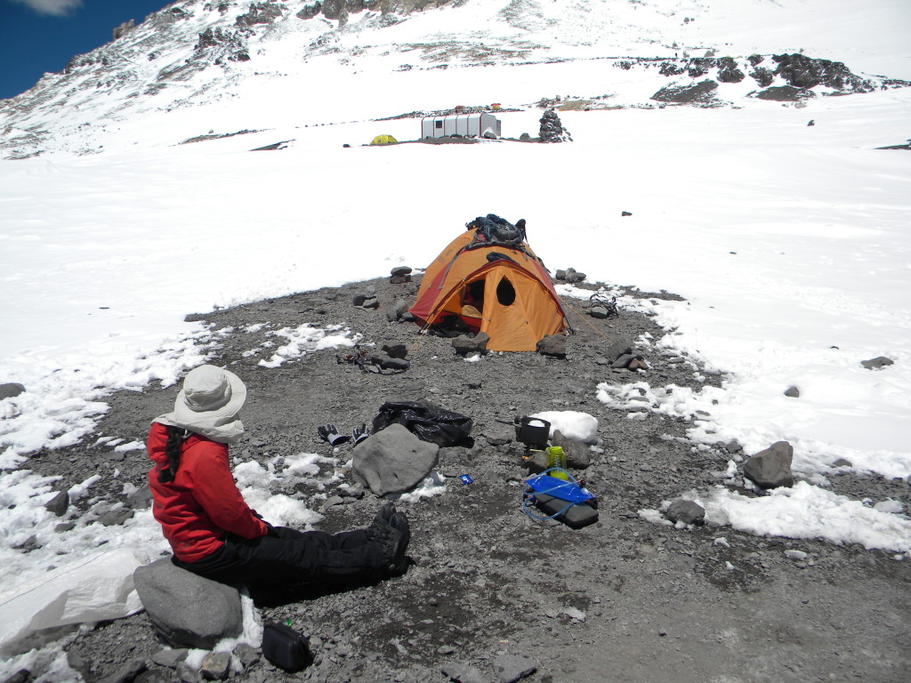 Enquanto derretiamos neve ficamos atento no caminho que o pessoal fazia para subir para os próximos acampamentos.