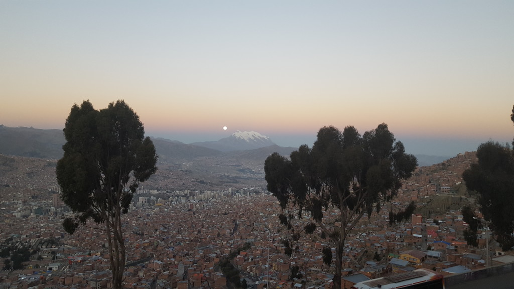 Chegando em La Paz, Ilimani ao fundo com a lua nascendo.