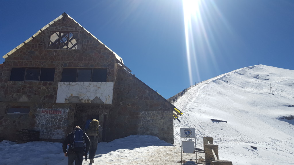 Estação de esqui onde começa a caminhada para o Chacaltaya, a esquerda o cume.