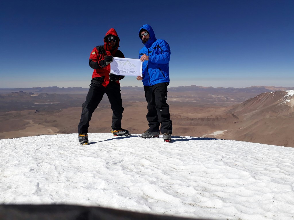 Alisson e Leandro no cume do Acotango.