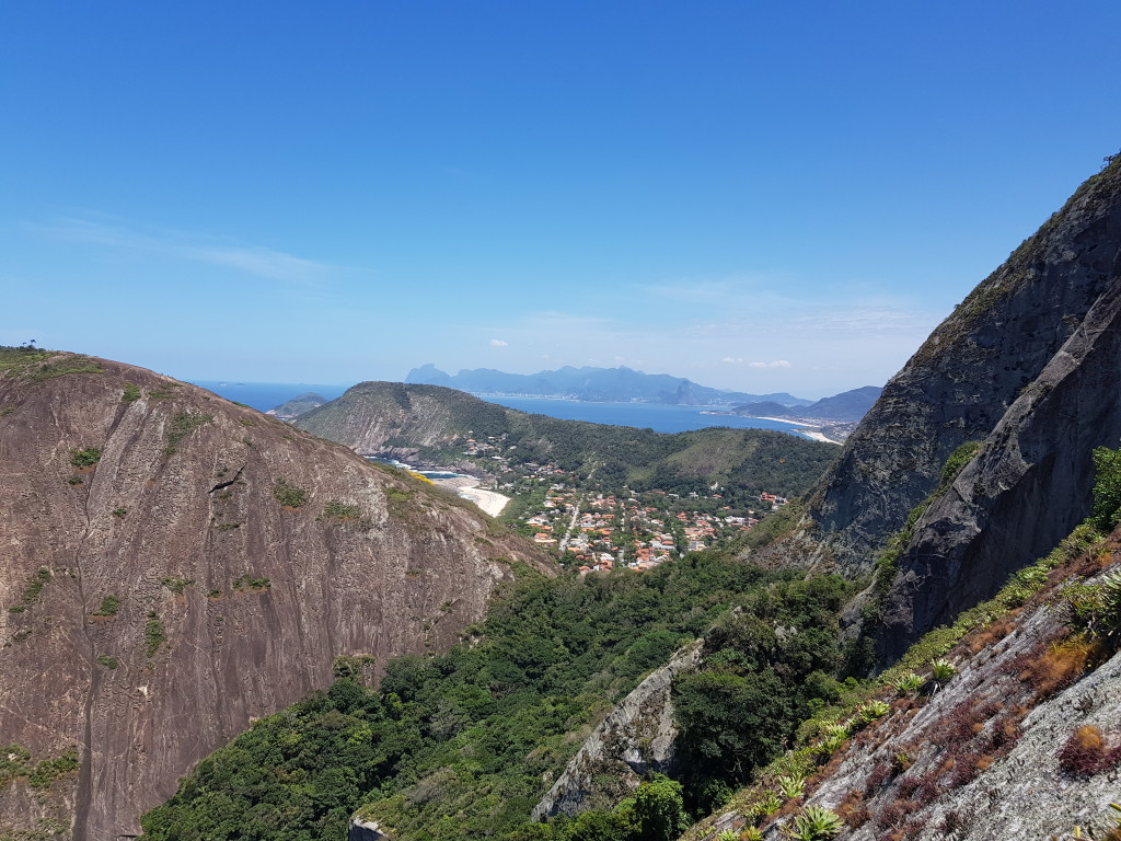 Rio de Janeiro ao fundo.