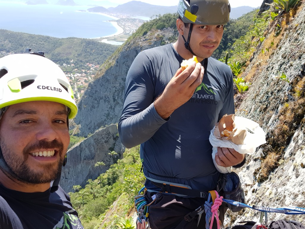 Parada para o lanche dos marmanjos.