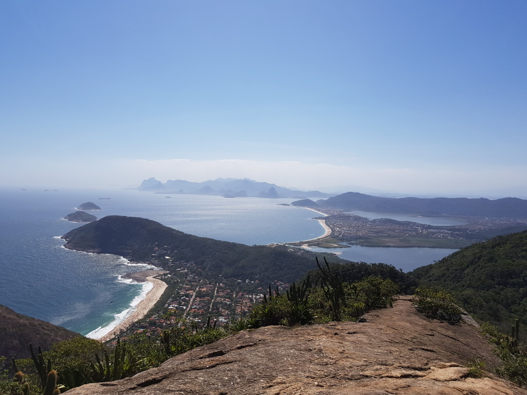 Cume do Alto Mourão, depois de 4:30 de escalada sobre o sol forte chegando ao final da via.