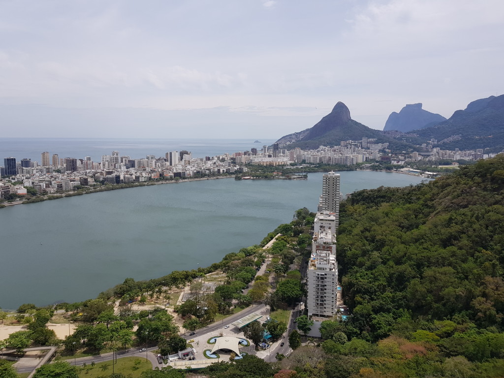 Lagoa Rodrigo de Freitas, mais ao fundo Pedra da Gávea 