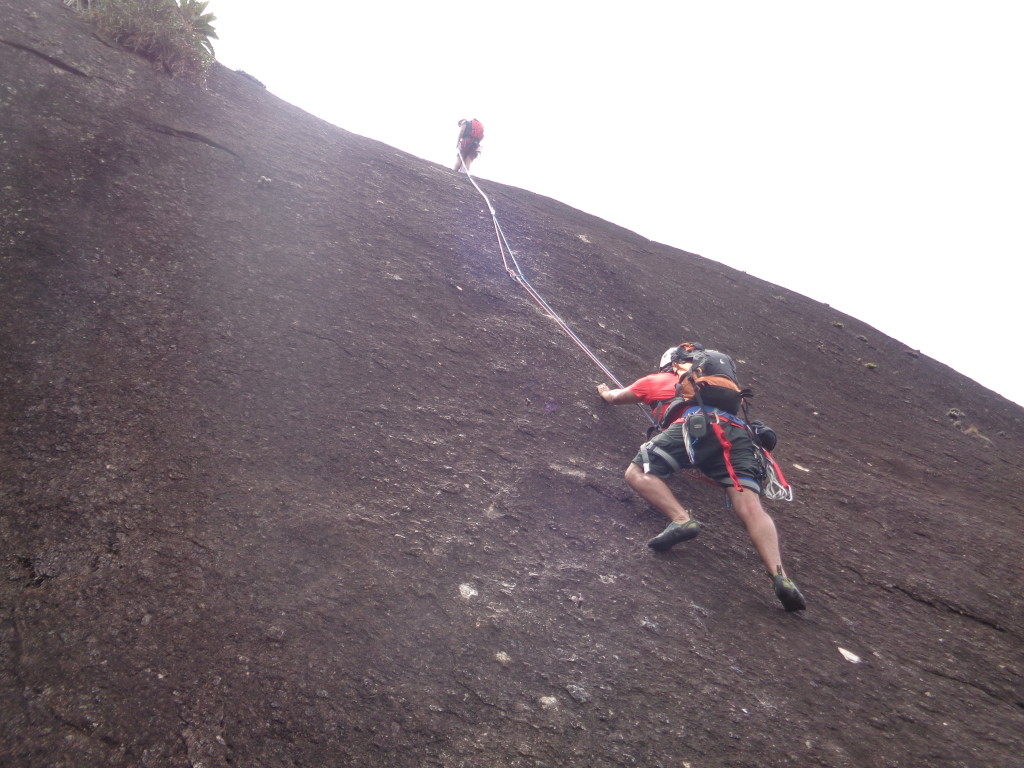 Juliano passando o crux da via.