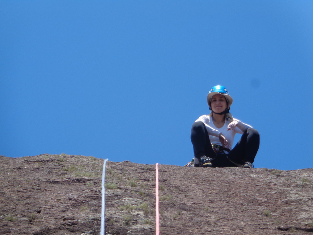 Michelle toda "animada" esperando sua vez para rapelar.