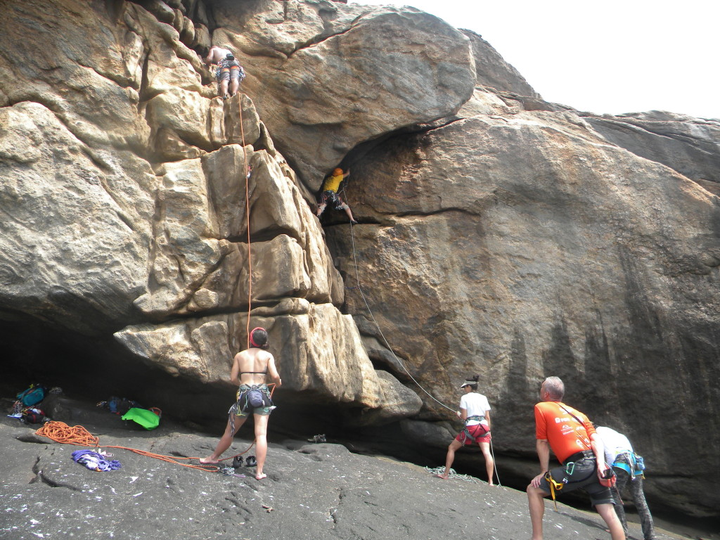 Setor de escalada, todas em móvel com proteções na parada.