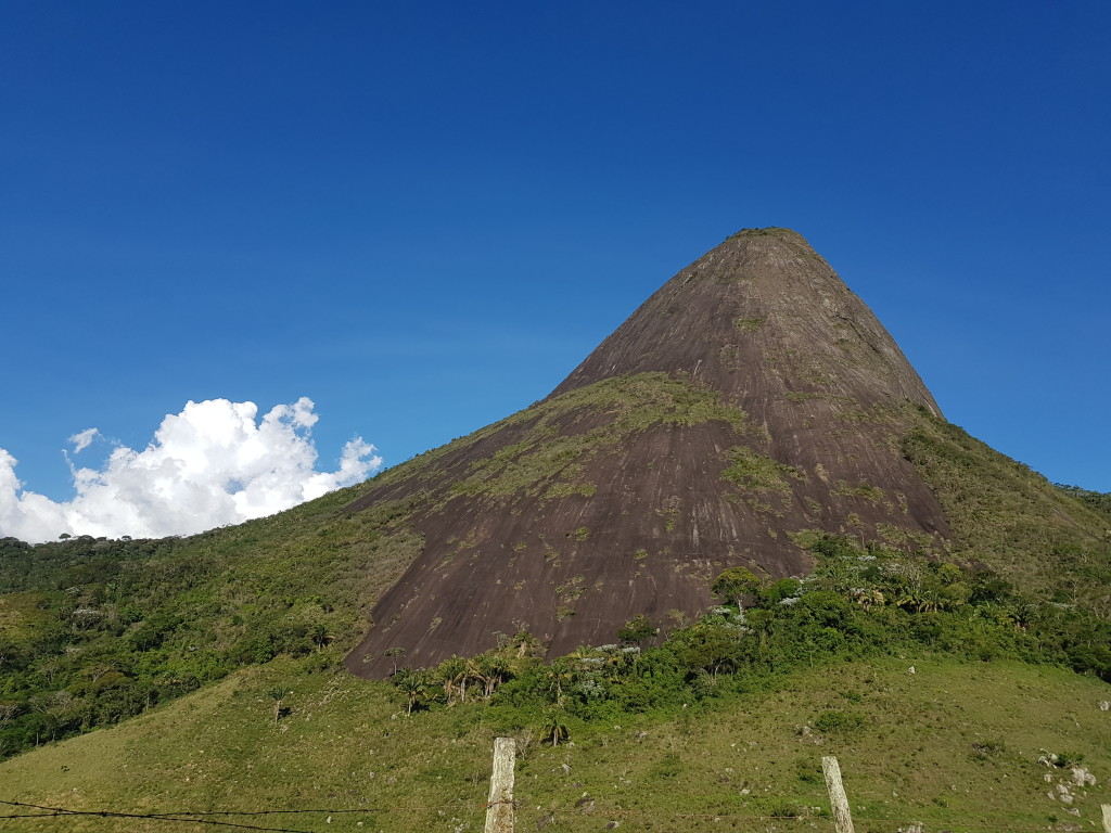 Bem de frente com a via Reino Magico.