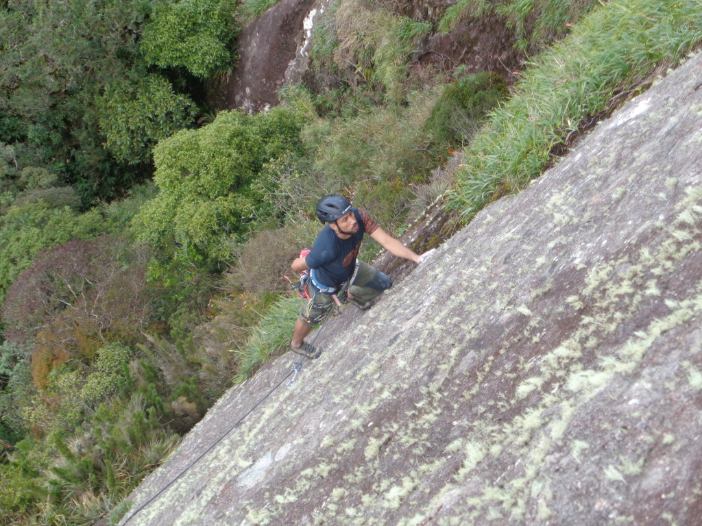 Gustavo analisando o crux da via Sonifera.