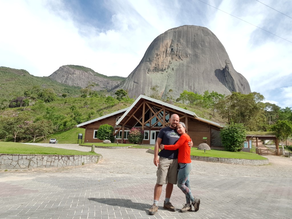 Local de estacionamento para subir a Pedra Azul, a direita fica a entrada do parque.,