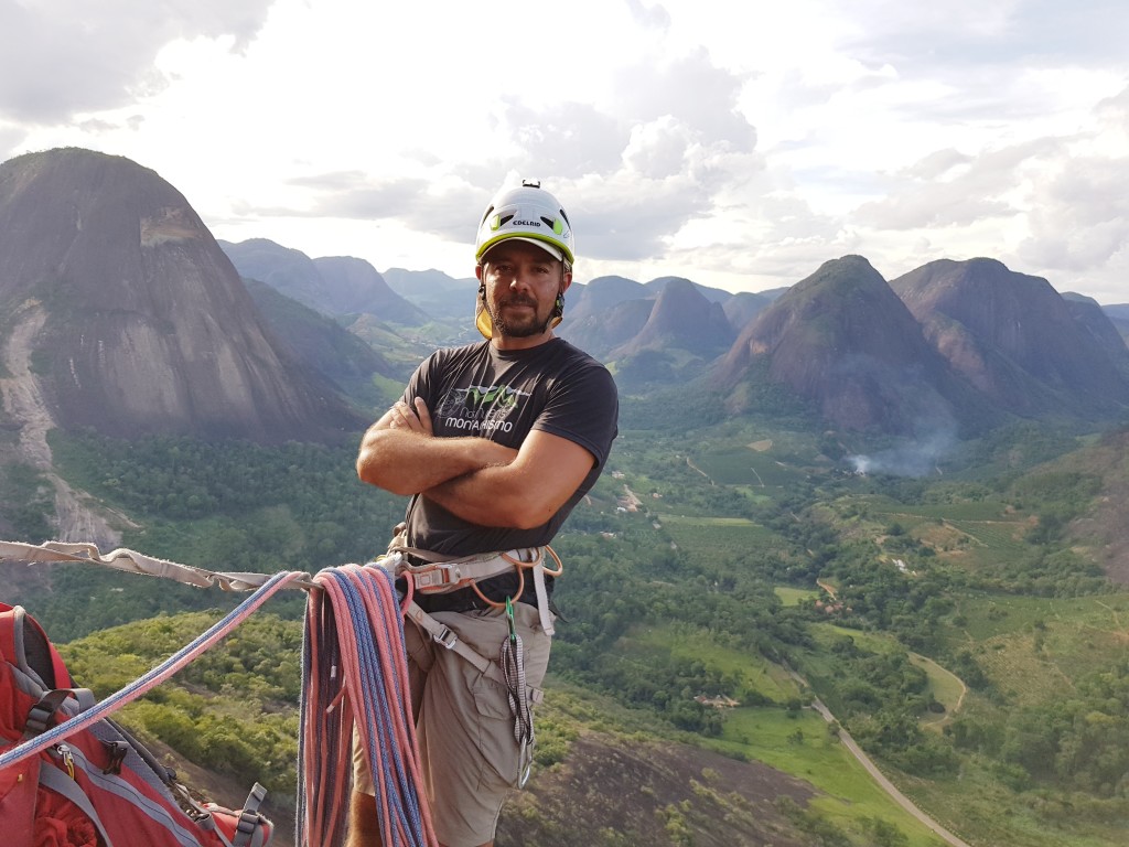 Ao fundo o vale rodeado de montanhas da cidade de Pancas