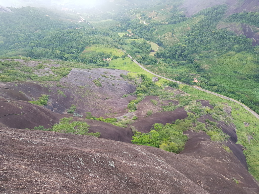 Na descida dava pra ver que a chuva molhou a montanha bem ao lado da nossa.