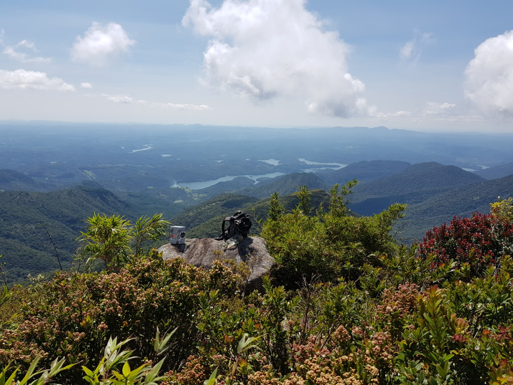 Caixinha de cume no Ferraria, represa do Capivari ao fundo