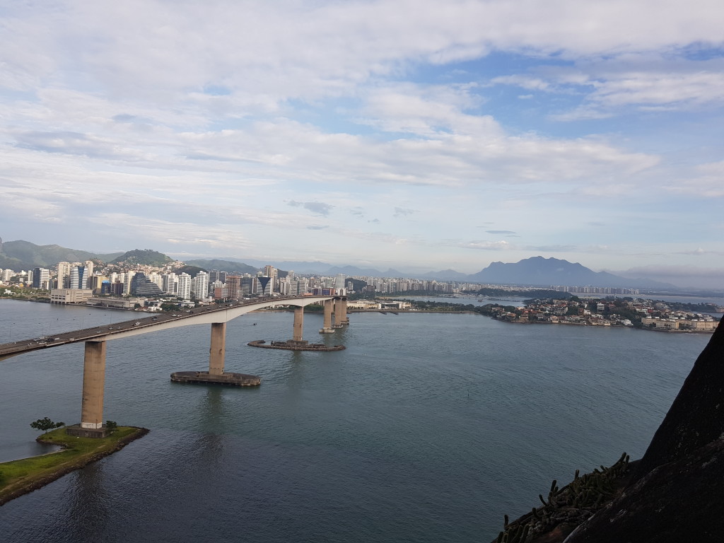 Vitória ao fundo.