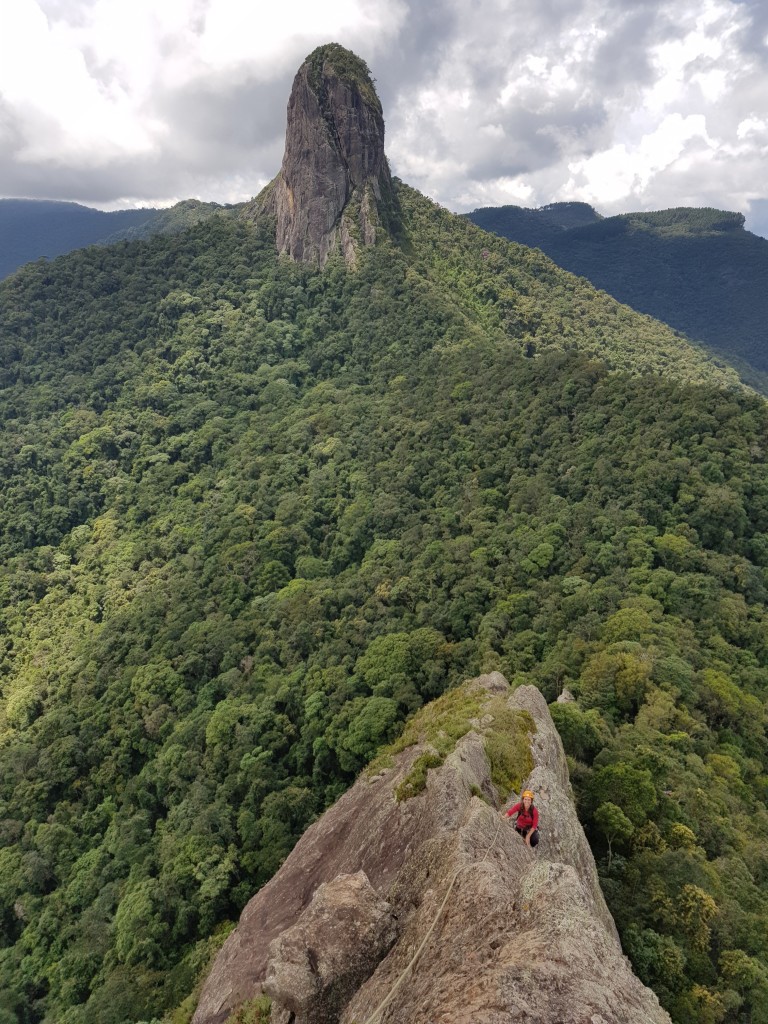 Kika na crista, Pedra do Baú ao fundo