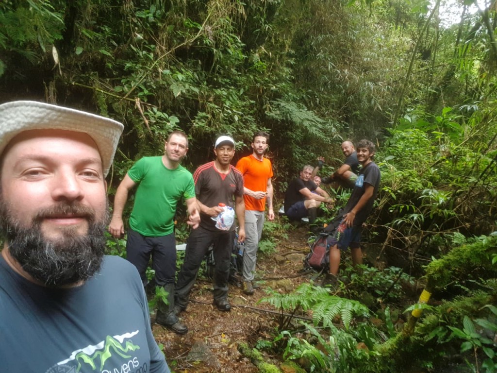 Parada para se abastecer de água na Cachoeira dos Putos