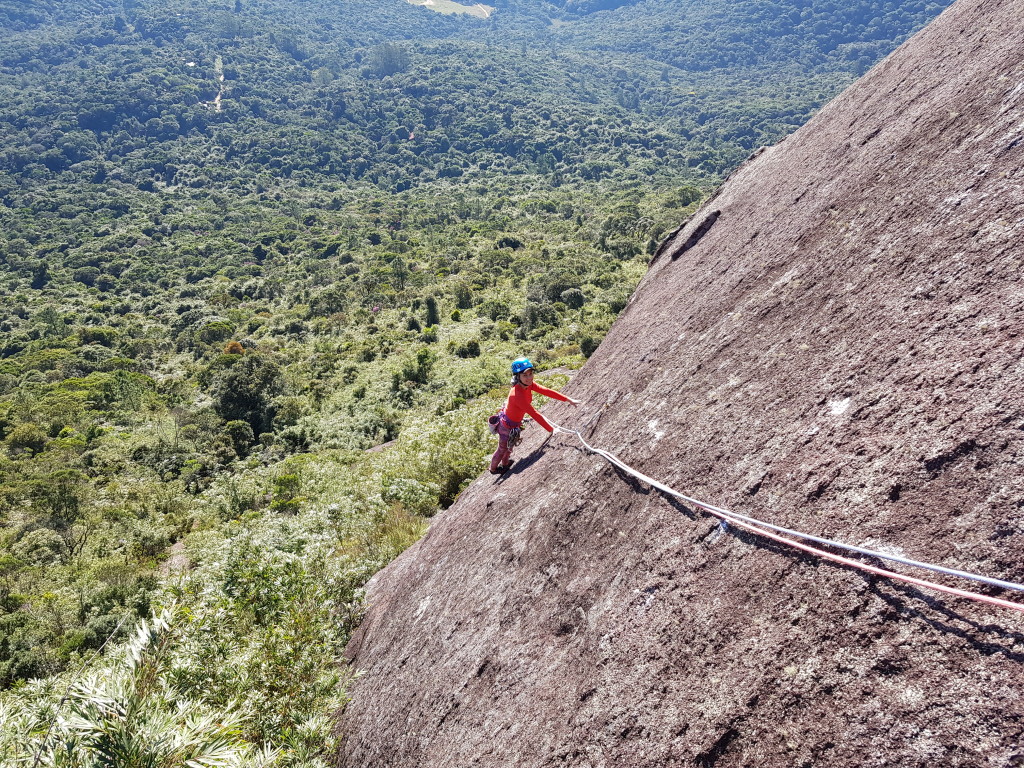 Michelle chegando na primeira parada da Sai de Lado