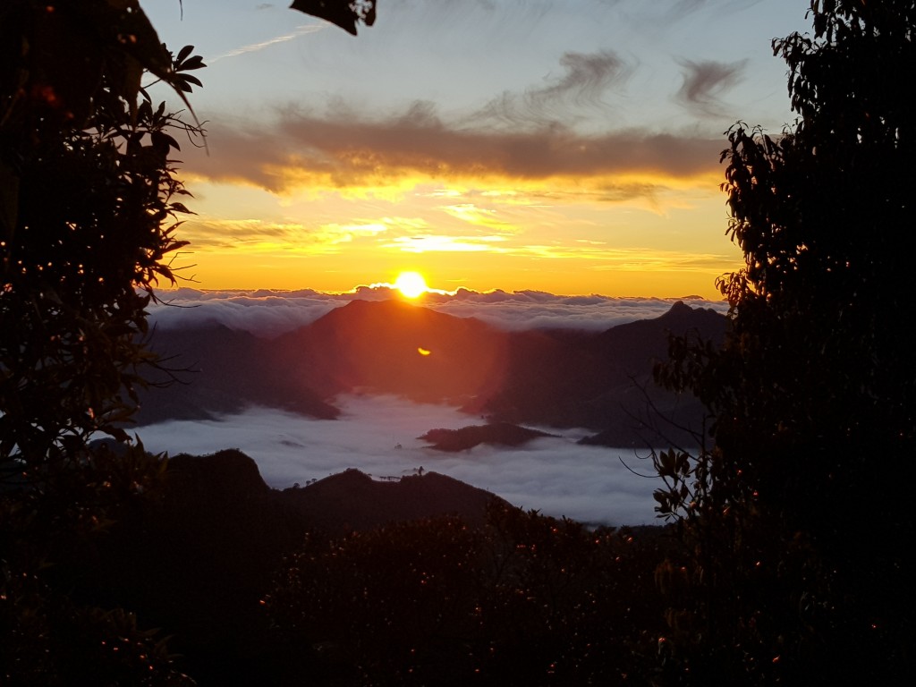 Pôr do sol de sábado na base da via.