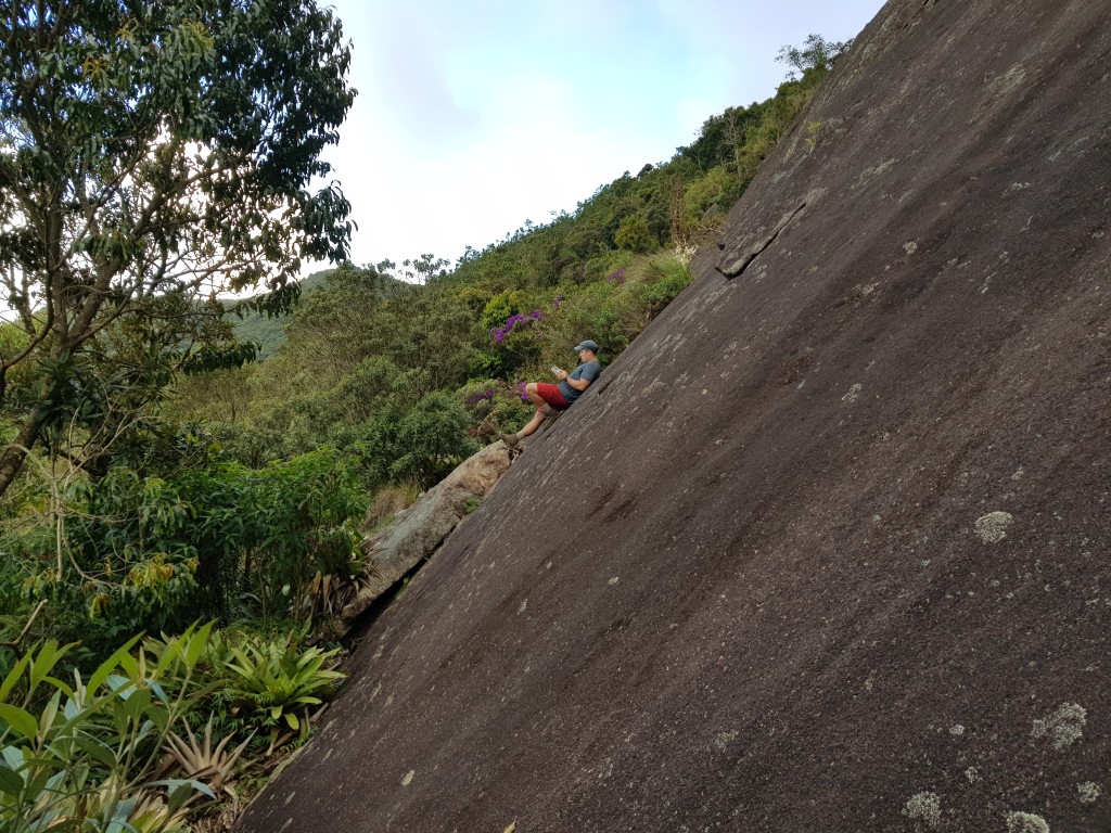 Juliano conferindo com o croqui a base da via. Nesse ponto inicia a via Mateus Arnaud, onde eu estou inicia a Décadence.