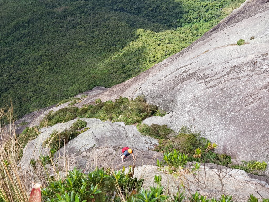 Juliano escalando até a 9° enfiada