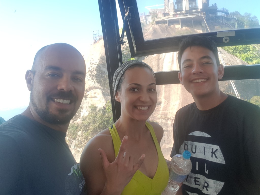 Descida pelo bondinho. Pra quem escala o Pão de Açúcar pode descer de bondinho até a Urca de graça. Da Urca é só pegar a trilha que é bem tranquila e voltar para a Pista Cláudio Coutinho. 