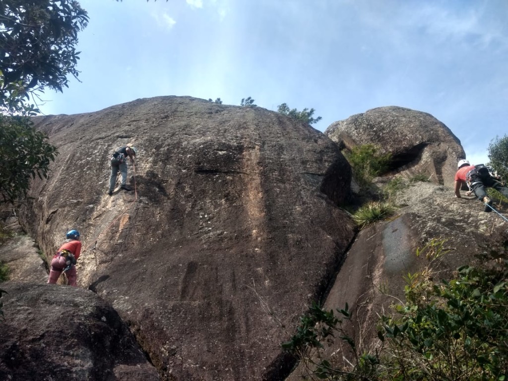 Xandão na direita escalando a via Xoxote e eu com a Michelle na esquerda, não sei qual era essa via.