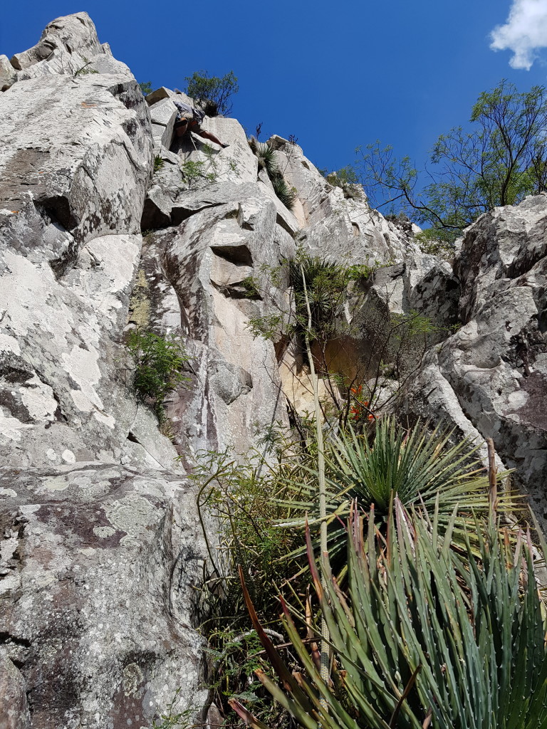 Eu puxando a 4° enfiada da via Bugio Solando.