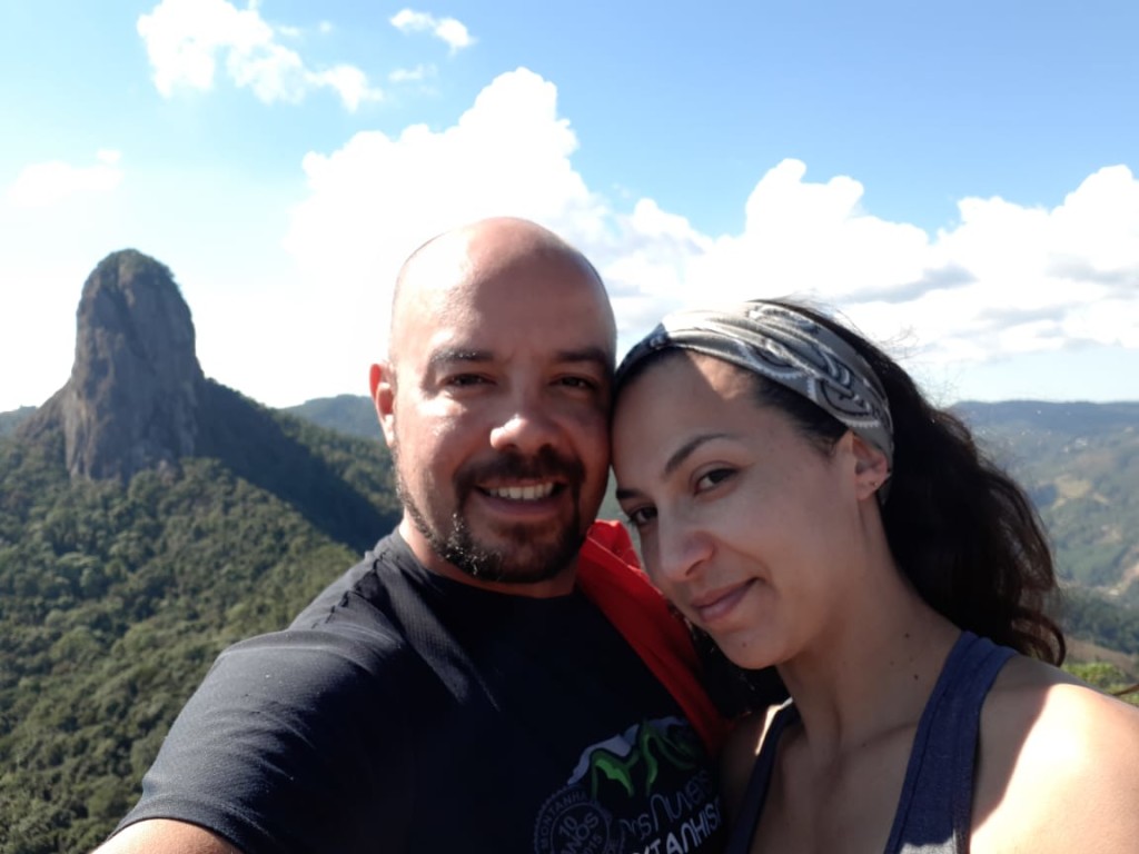 Eu minha Lindinha no cume da Ana Chata, Pedra do Baú ao fundo.