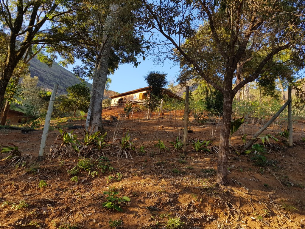 Logo após a primeira porteira tem essa casa a sua esquerda.