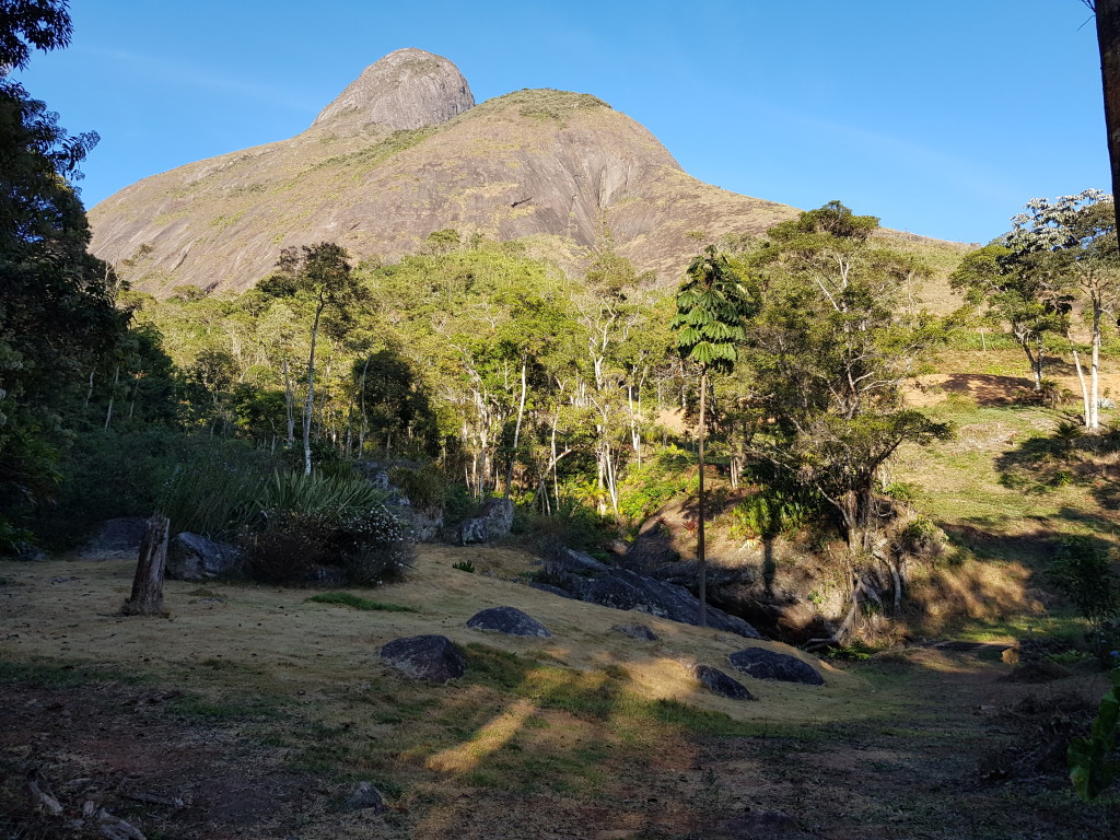 Esse é o ponto que vc sai da estrada e segue pelo vale. Ao fundo a Maria Cumprida.