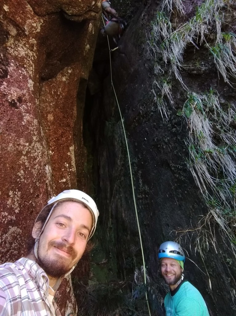 Galera no buraco.