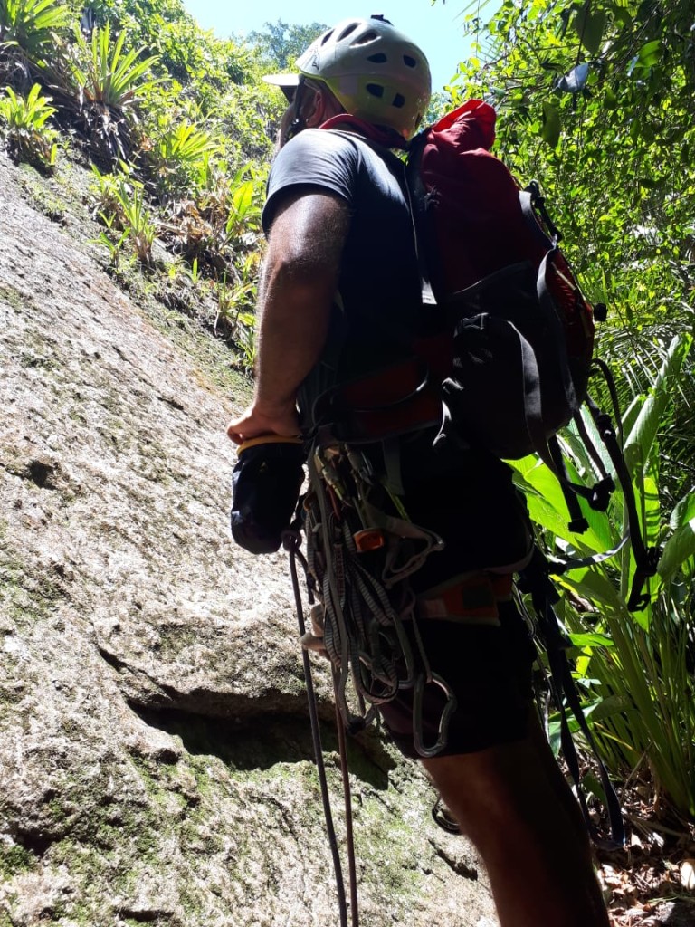 Base da Agulha, se preparando para a última escalada.