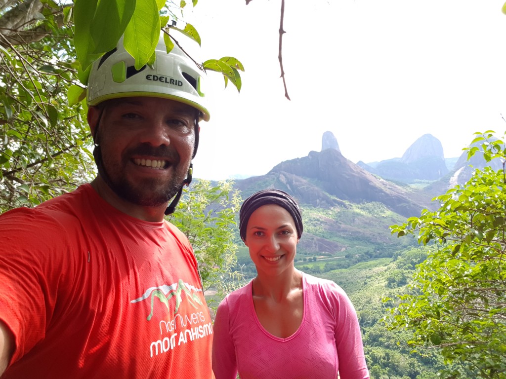 Casal depois da escalada.