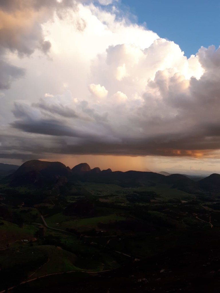 Mesmo a chuva não sendo uma coisa boa par nós naquele momento, não deixa de ser muito bonito esse visual.