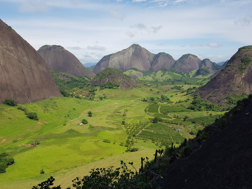 A Pedra da Onça também muito rodeado por outras paredes.