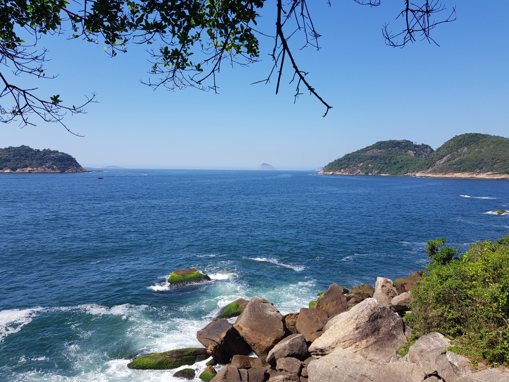 Desci até a beira do mar tentando achar a via Iemanjá. 