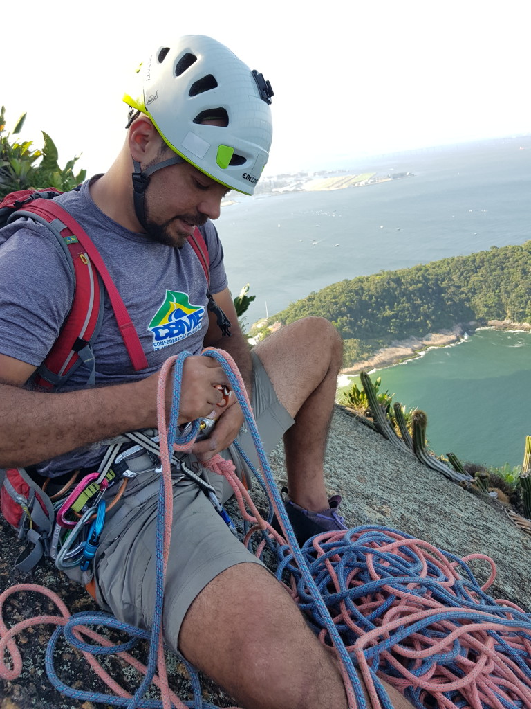 Final da escalada, hora de retirar todo equipamento e começar a caminhar.