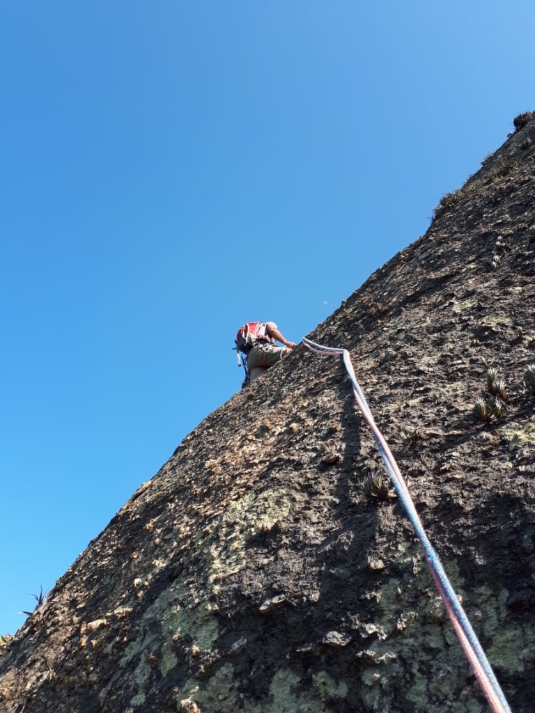 Muitos lances divertidos durante toda a escalada.