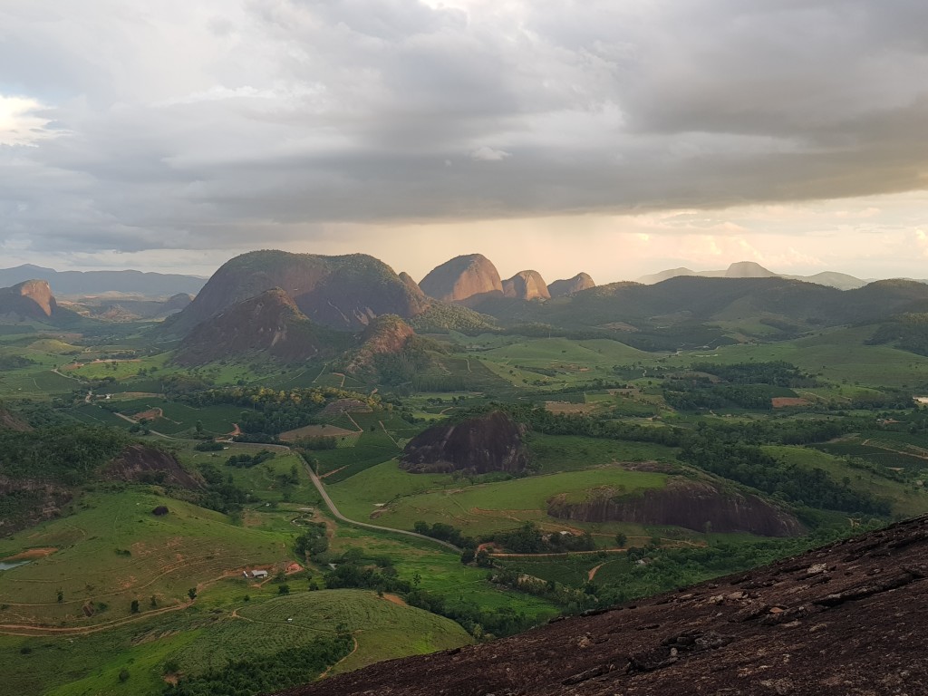 Final de tarde com pôr do sol.