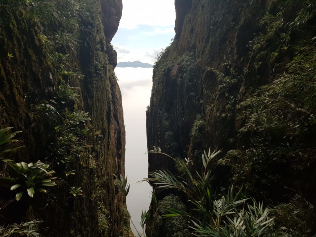 Vale das Catedrais, Abrolhos na direita e Torre dos Sinos na esquerda