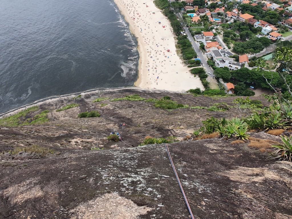 Parede do Tucum com a praia de Itacoatiara lá em baixo