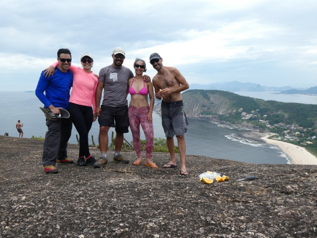 Galera no cume depois da escalada