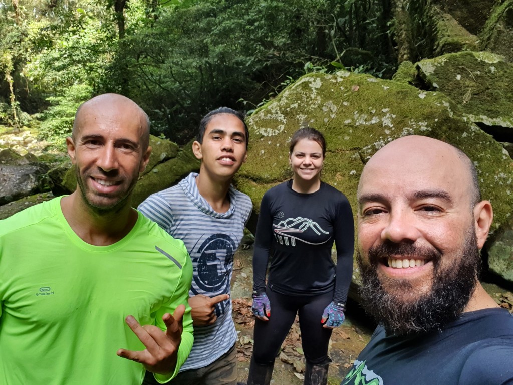 Alex, Matheus (corredores), Luciana e Natan na Cachoeira do Mãe Catira