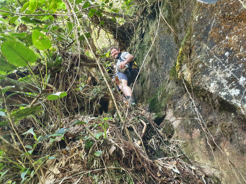 Trilha para o Araponga, trechos que parece uma escalaminhada.