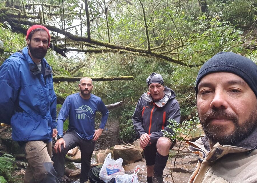 Atendendo um pedido no Pico Paraná.