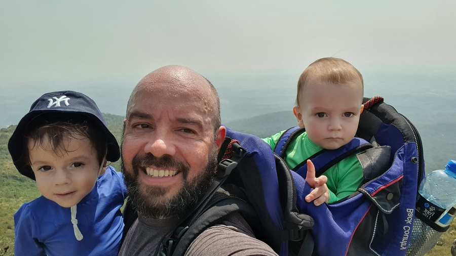 Na companhia do irmão mais velho, Matteo faz sua primeira montanha!