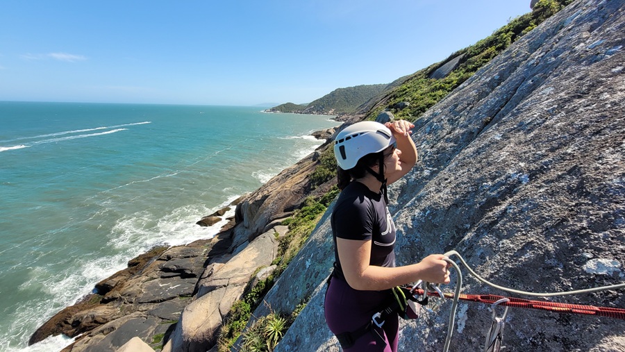 Via Tardes de Outono: escalando de frente para o mar em Florianópolis